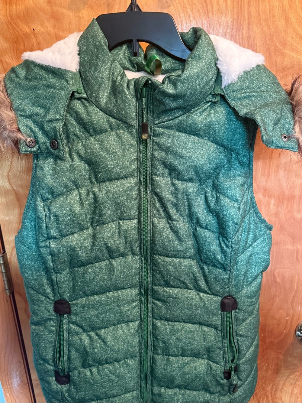 GreenTea Women's Green Quilted Puffer Vest with Faux Fur Trim